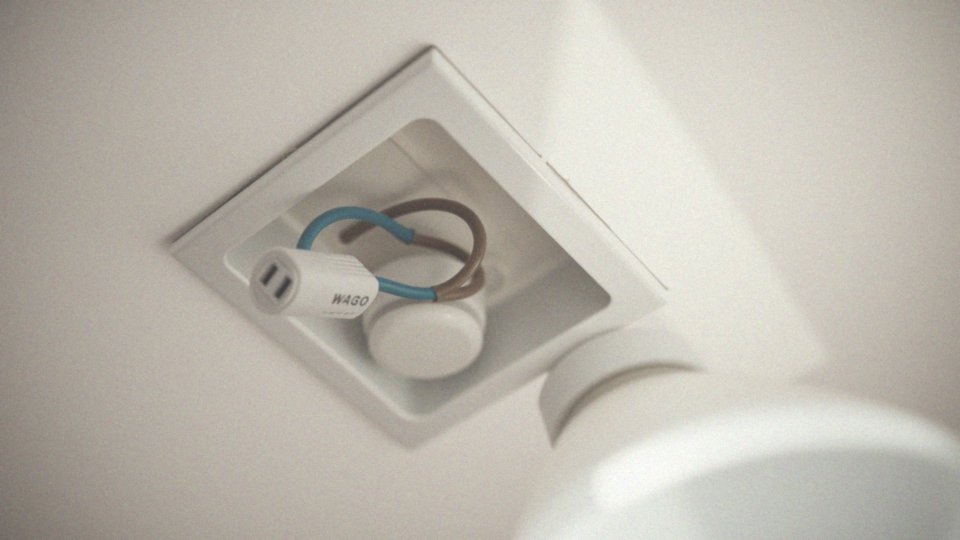 Jak zamontować lampę sufitową z 2 kablami w starszej instalacji?