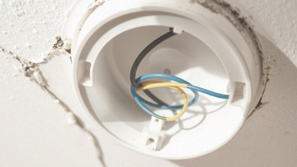 Jakie przewody są potrzebne do podłączenia lampy sufitowej?