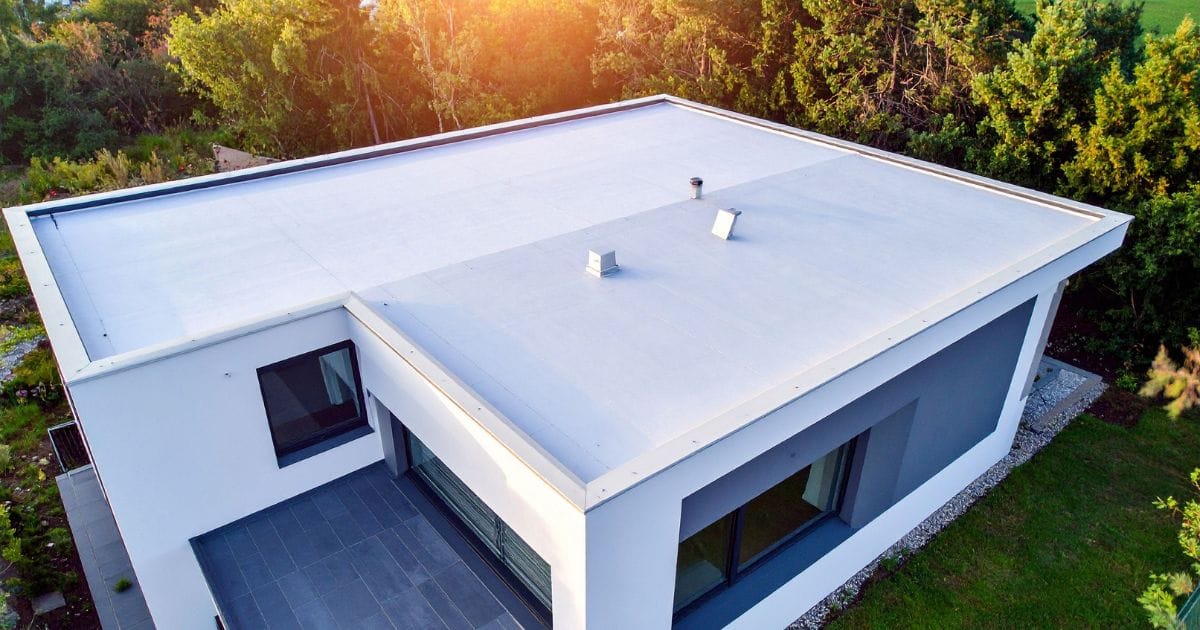 Hydroizolacja dachu płaskiego bez tajemnic. Jakie rozwiązania wybierają profesjonaliści?